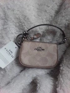 Portachiavi Coach Mini Nolita Borsa Charm Firma Portamonete Argento/Sabbia/Tortora Nuovo con etichette - Foto 1 di 3