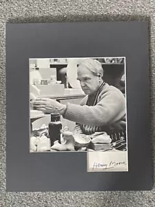 HENRY MOORE SIGNED PHOTO, ARTIST, SCULPTOR AT WORK IN STUDIO - Picture 1 of 1