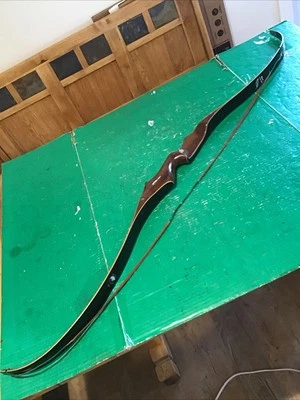 Arco recurvo vintage Bear Archery diestro pantera negra 50/55# AMO 54" con cuerda Foto 1 de 4