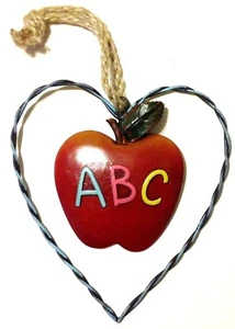 Nuevo Heart Teacher Apple ABC 7x6 1/2 in poliresina y alambre colgante de pared - Imagen 1 de 4