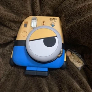 Fujifilm Instax Mini 8 Minion Instant Camera Cheki Japan With Original Box Rare - Picture 1 of 4