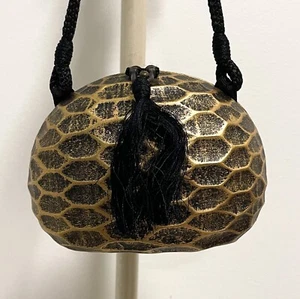 Bolso de mano Timmy Woods dorado negro kamila tallado a mano madera de acacia divots correa de cuerda - Imagen 1 de 11