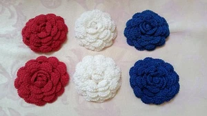 Nuevo juego de 6 apliques de ramo de rosas de ganchillo rojo/blanco/azul de dos pulgadas - Imagen 1 de 2