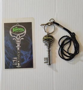 KNOTT’S BERRY FARM HAUNT SKULL KEY SCARY FARM HALLOWEEN SPOOKY VIP RARE KEYCHAIN - Picture 1 of 2