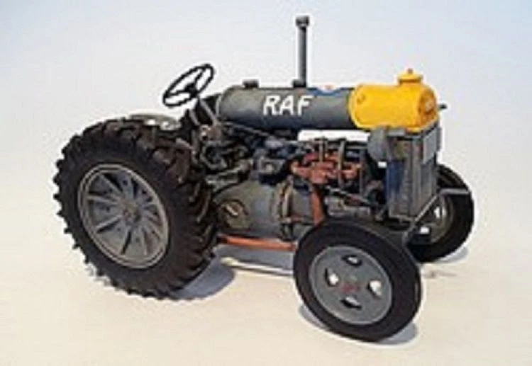PLUS MODEL COMPLETE KIT FORDSON N BIG Scala 1:35 Cod.PL448 - Immagine 1 di 1