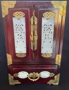 Caja de joyería china vintage con inserciones de jade - Imagen 1 de 7