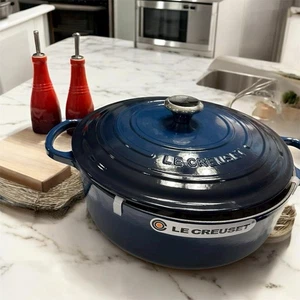 NEW Le Creuset Signature Enameled Cast Iron 7.25 Qt. Round Dutch Oven Nuit # 28 - Picture 1 of 11