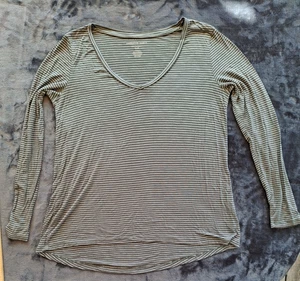 American Eagle Langarmshirt V-Ausschnitt grün gestreift, Größe Medium - Bild 1 von 5