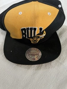 Sombrero Mitchell & Ness Chicago Bulls Snapback - Negro/Dorado Ajuste Ajustable LEER - Imagen 1 de 5
