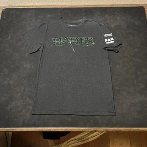 Hades Shirt Uomo Medium Grigio Erica Scuro Giochi Supergiganti PAX West Maglietta Grafica - Foto 1 di 7