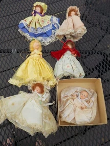 Vintage 6 bambole Hollywood vestito etichetta #'s 1,24,25 6 o 9 tutto necessario TLC e 1 scatola bambino - Foto 1 di 17