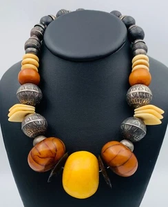 COLLIER FANTAISIE STYLE ETHNIQUE PERLES RESINE METAL GRAVE 179 GRAMMES W1179 - Foto 1 di 12