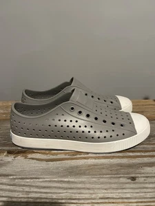 Native Miles Herren Wasserschuhe grau weiß Slipper Komfort Turnschuhe Größe 9 gebraucht, in einwandfreiem Zustand - Bild 1 von 5