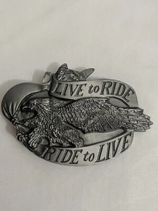 Hebilla de cinturón de motociclista vintage años 80 Live To Ride Screaming Eagle Banner 1981 bergamota - Imagen 1 de 9