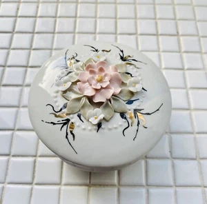 Fenix 🇷🇺 KISLOVODSK Porcelain Hand Made Trinket-Tiny chips off white flower - Picture 1 of 4