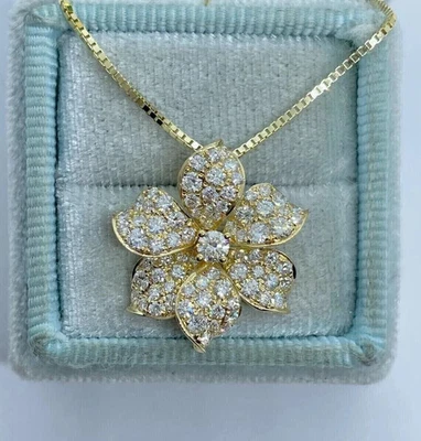 Colgante redondo de 2 quilates con flores de rosa de diamantes creados en laboratorio para mujer enchapado en oro amarillo de 14 k Foto 1 de 4