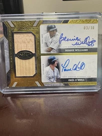 Tarjeta de murciélago reliquias dobles autografiada Topps Tier One 2025 Bernie Williams Paul O'Neil Foto 1 de 2