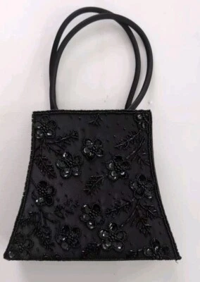 Cartera Sasha of New York negra de satén con cuentas con asa de satén y hombro trenzado Foto 1 de 4