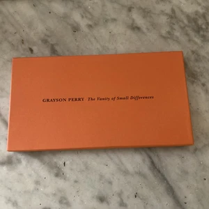 Grayson Perry THE VANITY OF SMALL DIFFERENCES 2012 SOFTCOVER. ORANGE BOX. - Picture 1 of 21