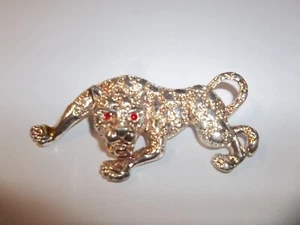 Alfiler/broche de joyería puma ojos rojos tono plateado/dorado - Imagen 1 de 2