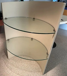 Espositore vetrina per negozio in legno bianco e ripiani in vetro - Foto 1 di 5