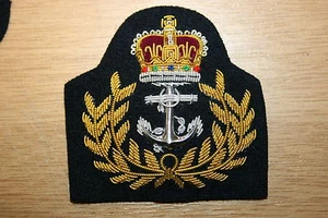 GORRA DE OFICIALES DE LA MARINA REAL BRITÁNICA INSIGNIA EDICIÓN ACTUAL CORONA DE REINA ACOLCHADA - Imagen 1 de 1