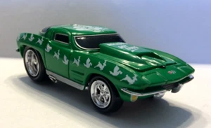 MUSCLE MACHINES HOLIDAY HOT RODS 1963 CHEVY CORVETTE 1/64 63 CORVETTE XMAS - - Picture 1 of 3