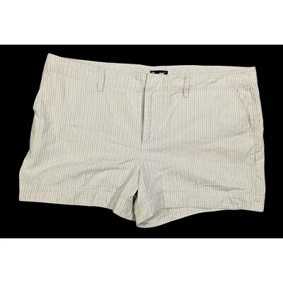 Pantalones cortos Preppy Summer Cream a rayas de Gap Foto 1 de 4