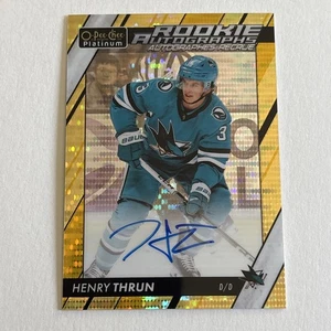 2023-24 O-Pee-Chee Platinum -Henry Thrun Rookie Auto Seismic Gold  #R-HT /25 - Foto 1 di 3