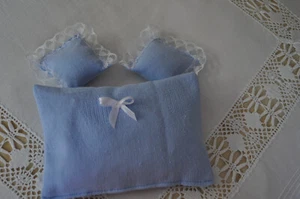 3 Kissen für Doppelbett m. Schleife u. Spitze hellblau , Puppenstube 1:15 - Bild 1 von 3