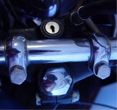 BSA A65, Triumph OIF, T120, T140, T150, T160 pernos de manillar de acero inoxidable Foto 1 de 2