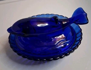 Plato caja baratija de vidrio raro azul cobalto Dolphin On Nest 5 1/2" L - Imagen 1 de 7