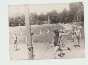 Hombres guapos jugando voleibol calzoncillos abultados sin camisa speedos interés gay - Imagen 1 de 2