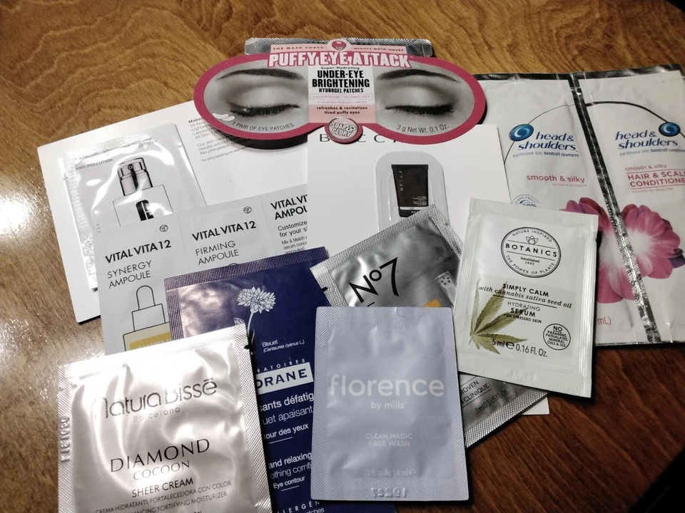 Máscara de ojos Jabón y Gloria ataque de ojos hinchados 1 par de parches para ojos y muestras lociones Foto 1 de 4