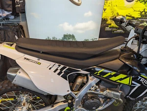 Asiento con pinza de fábrica genuino Triumph TF 250-X 450-RC - A9700556 - Imagen 1 de 5