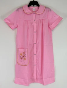 Vintage Pink Pearl Snap Duster Robe Embroidered Pocket Piping Trim Size Large - Picture 1 of 5