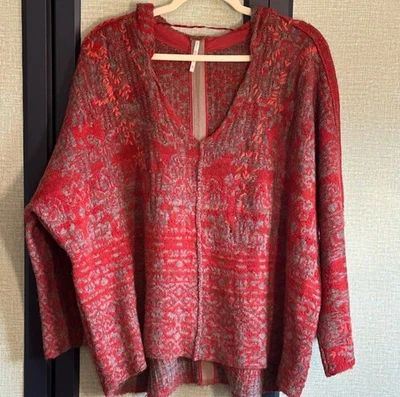 Suéter com capuz Free People raggy gola V combo vermelho/cinza, novo com etiquetas, tamanho M - Imagem 1 de 4