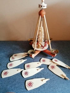 Weihnachten Erzgebirge, kleine Tischpyramide mit Krippenszene - Bild 1 von 6