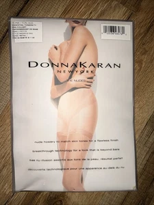 Neu in Verpackung Donna Karan The Nudes Essential Toners AO5 SMALL (siehe abgebildete Farbkarte - Bild 1 von 8