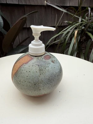 Dispensador de jabón redondo vintage cerámica verde marrón firmado Foto 1 de 4