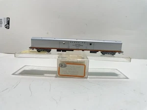 Con Cor Trains Spur N Modelleisenbahn Santa Fe 85’ Vollgepäck Personenwagen REA - Bild 1 von 12