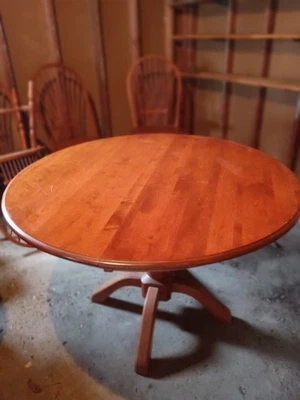 Mesa y sillas de comedor con hoja Foto 1 de 4