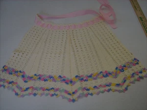 Medio Delantal De Colección Ganchillo a Mano Colores Pastel, Cinta Rosa Abuela Hecho Country - Imagen 1 de 6