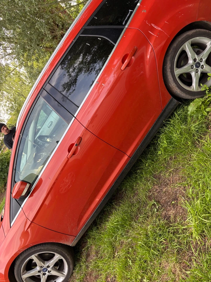 Ford Focus Titanium X N/S/F 2011 puerta en rojo/naranja  Foto 1 de 1