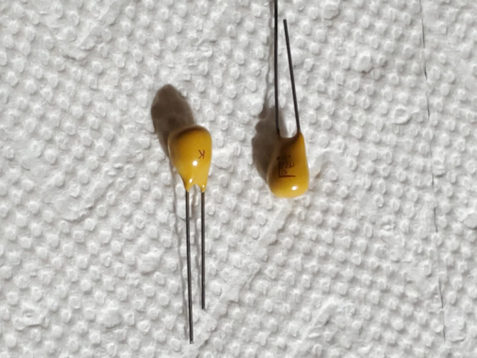 Condensador de tántalo fijo sólido Kyocera TAP226K025SCS Foto 1 de 1