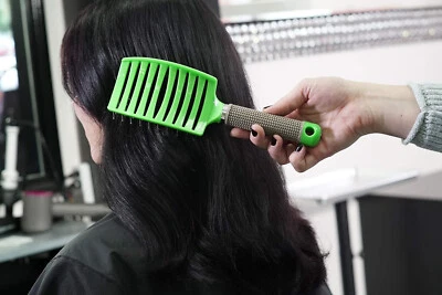 Cepillo de pelo verde curvado ventilado cerdas de jabalí peinado, para cualquier tipo de cabello hombres mujeres Foto 1 de 4