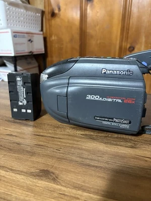 OEM UNTESTED W/ BATTERY PANASONIC Palmcorder PV-L858D VHS-C Photoshot Camcorder - Image 1 of 4