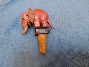 TAPPO BOTTIGLIA MECCANICO ELEFANTE ROSA VINTAGE LOOK INTAGLIATO SUGHERO - Foto 1 di 5