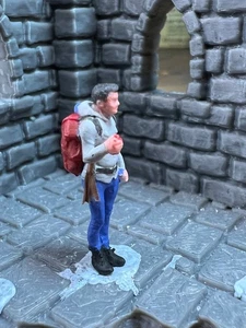 24 mm 3D gedruckt handbemalt Modelleisenbahn männlich Wanderer Figur braune Haare Oo/Ho - Bild 1 von 6