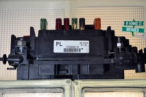 2000 to 2002 Chevrolet Silverado GMC Sierra Fuse Box OEM Part Number 15328806-05 - Picture 1 of 8